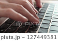パソコンで仕事をする女性の手　タイピング 127449381