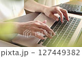 パソコンで仕事をする女性の手　タイピング 127449382