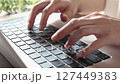 パソコンで仕事をする女性の手　タイピング 127449383