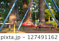 誰ものっていないのに揺れているブランコ_側面2 127491162