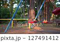 誰ものっていないのに揺れているブランコ_側面_斜め角度 127491412