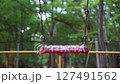 誰ものっていないのに揺れているブランコ_正面 127491562