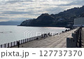 高台から見た海と山 127737370