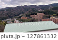 曇り空の温泉街と山の風景 127861332