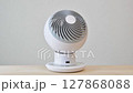 放置在桌上的空氣循環器 127868088