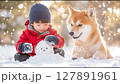 柴犬和孩子在雪地裡一起玩耍的冬季場景視頻 127891961