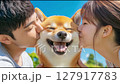 一隻柴犬被一對情侶親吻臉頰後露出笑容 127917783