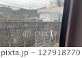 曇りの日の車窓から見た田舎風景 127918770