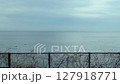 車窓から見た海 127918771