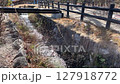 小道沿いの小川の流れ 127918772