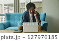 オフィスで仕事する若い男性 127976185