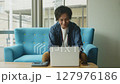 オフィスで仕事する若い男性 127976186
