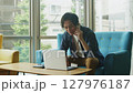 オフィスで仕事する若い男性 127976187