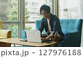 オフィスで仕事する若い男性 127976188