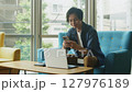 オフィスで仕事する若い男性 127976189