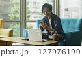 オフィスで仕事する若い男性 127976190