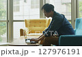 オフィスで仕事する若い男性 127976191