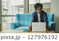 オフィスで仕事する若い男性 127976192