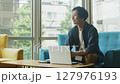 オフィスで仕事する若い男性 127976193