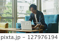 オフィスで仕事する若い男性 127976194