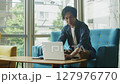 オフィスで仕事する若い男性 127976770