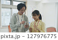 オフィスで会話する若いビジネスパーソン 127976775