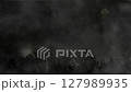 満月が見える嵐の夜 127989935