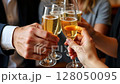 人們用氣泡酒舉杯 128050095