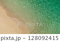 從橋上望去的沖繩翠綠的大海和白濱海灘 128092415