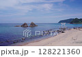 福岡県糸島市桜井二見ヶ浦の鳥居と夫婦岩 128221360