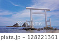 福岡県糸島市桜井二見ヶ浦の鳥居と夫婦岩 128221361