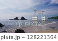 福岡県糸島市桜井二見ヶ浦の鳥居と夫婦岩 128221364
