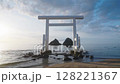 福岡県糸島市桜井二見ヶ浦の鳥居と夫婦岩 128221367