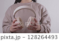 ヘッドホンをつける女の子 128264493