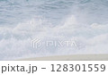 屋久島いなか浜、波のアップ 128301559