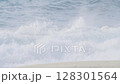 屋久島いなか浜、波のアップ 128301564