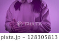 音楽に乗りながら手をたたく若い人。手をたたく音あり 128305813