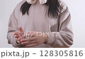 音楽に乗りながら手をたたく若い人 128305816