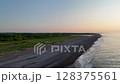 水平線と森と大地 128375561
