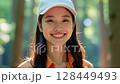 年輕女子在森林裡微笑 128449493