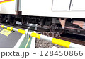 穿過平交道口的火車 128450866