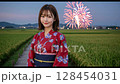 穿著浴衣約會看夏日煙火 128454031