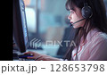 一位熱愛工作的新女操作員 128653798