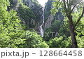 断崖を流れ落ちる銀河の滝 128664458