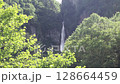断崖を流れ落ちる流星の滝 128664459