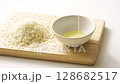 板に乗せた器に米油を注ぐ 128682517