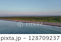 海岸と森と山々 128709237