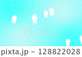 淺藍色背景上飛舞的蝴蝶閃閃發光的粒子 128822028