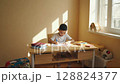認真學習的學生在學校 128824377