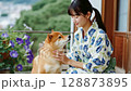 柴犬和一位穿著浴衣的女子，背景是牽牛花 128873895